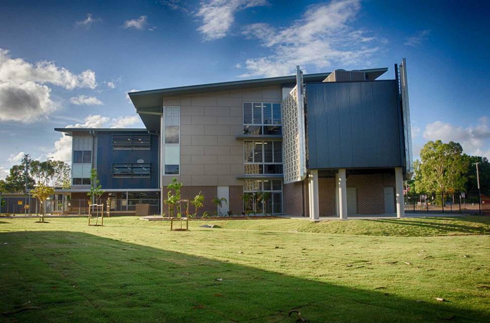 BlueScope COLORBOND® steel has played a prominent role as cladding for Kirwan State High School’s new building, which provides a new visual identity and strong street presence for the school.