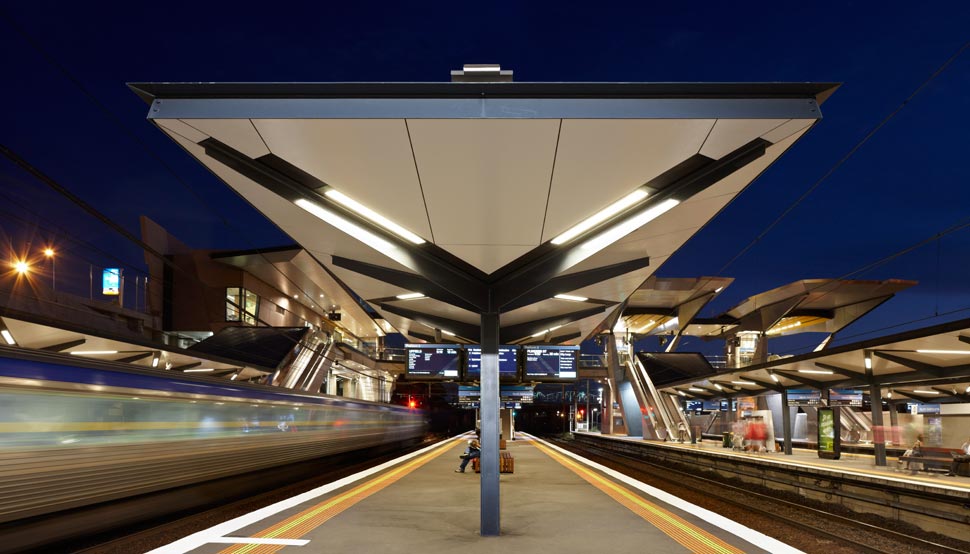 A series of slender, tree-like concrete columns rise from the station’s southern end at platform level to support the upper-level concourse, risers and canopies. This feathering of form and structure is critical to the achievement of design and operational clarity.