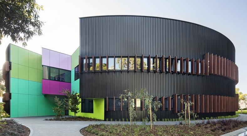 LYSAGHT LONGLINE 305® Cladding Creates a Dramatic Statement at Ivanhoe Grammar School