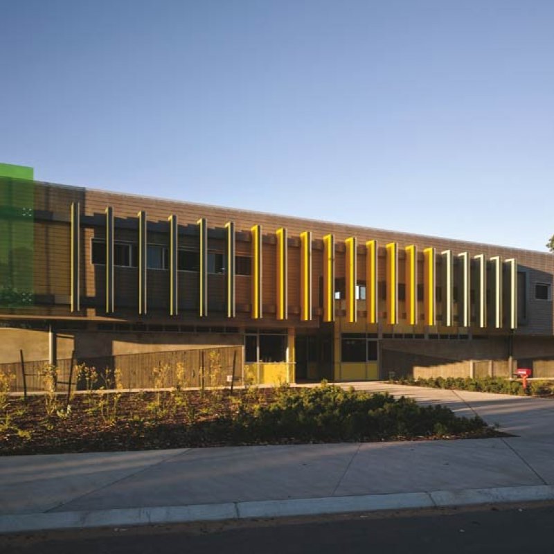 The school’s colours are drawn from the greens, greys and yellows of the surrounding vegetation. These are judiciously interspersed with bright patches of colour.