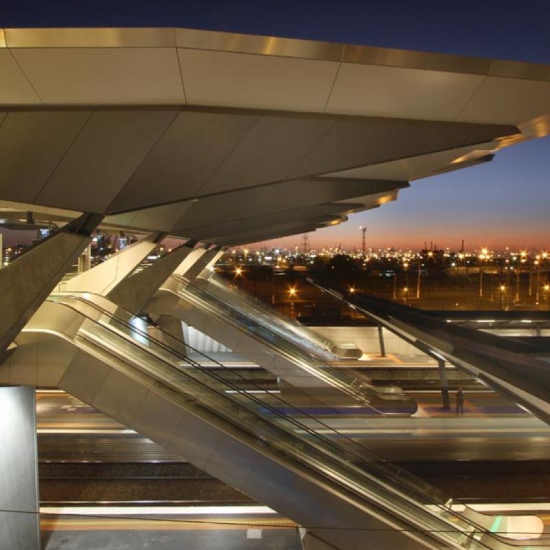 Lightweight, slender steelwork flows across the site as a sequence of platforms for viewing, arrival and departure